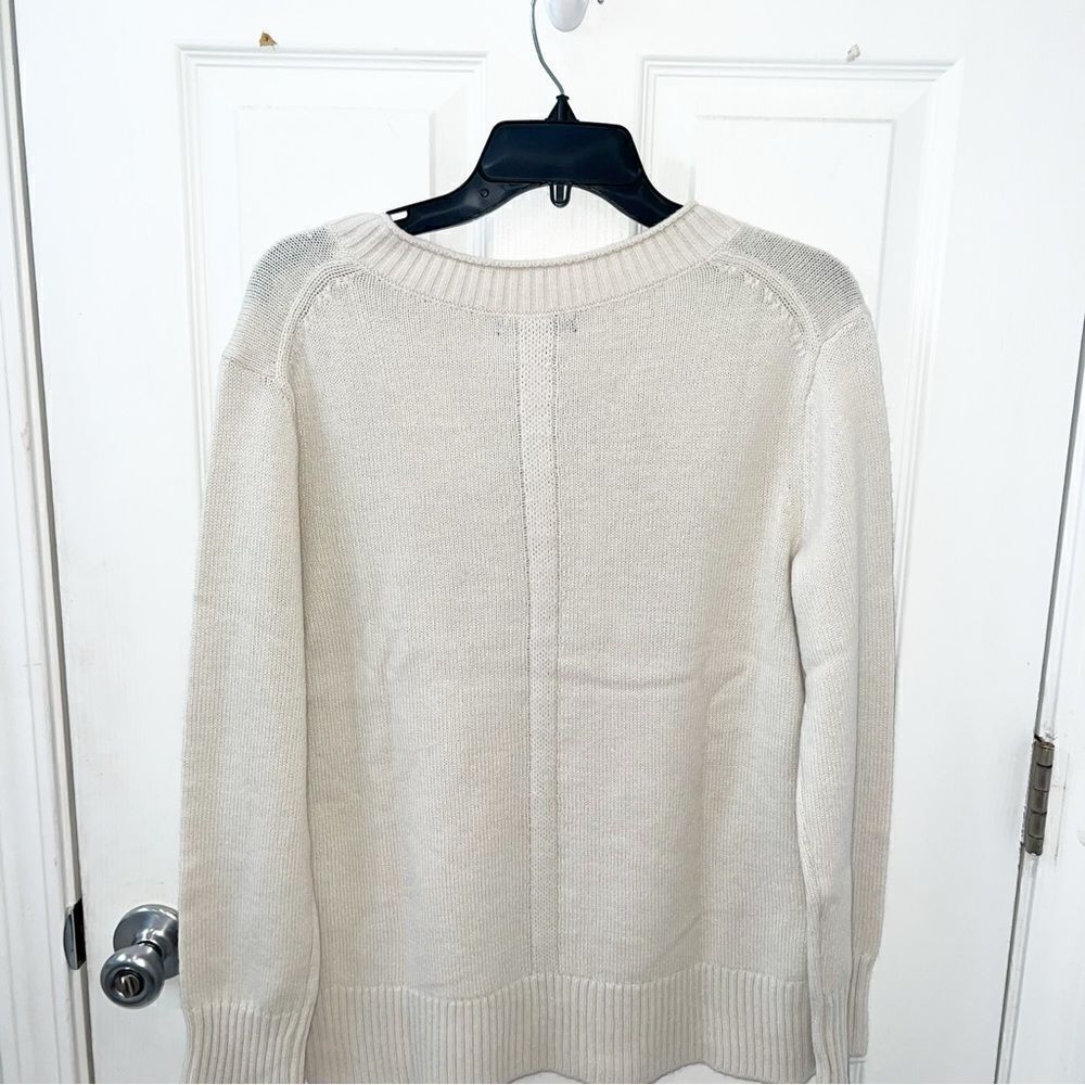 Banana Republic essential Vneck Sweater w Long sleeves &ribbed neck, arms& cuff - Picture 3 of 12